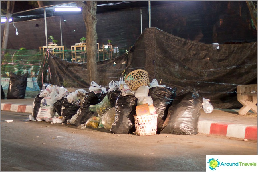 Chiang Mai Çiçek Festivali'nden sonra çöp kutusu