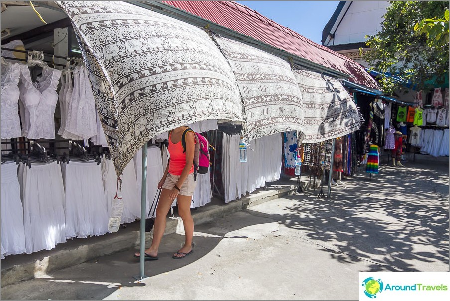 To prevent the sun curtain from flying away - hang the load!