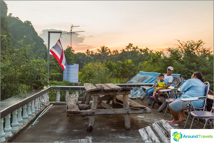 Die Thailänder sitzen bereits auf Stühlen und warten auf das Spektakel