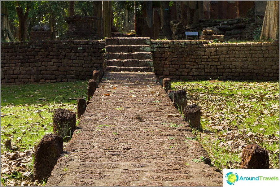 Път към храма на Wat Si Iriyabot