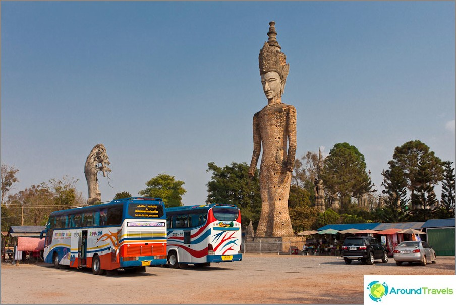 Parcheggio vicino al Buddha di Sala Keoku Park