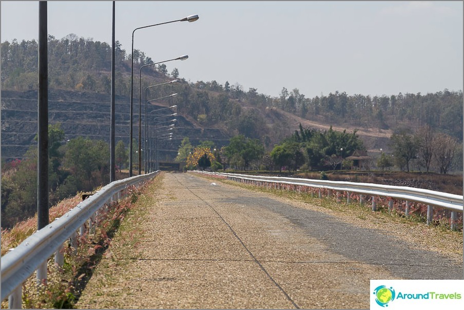 Presa y camino que conduce a la glorieta (agua a la derecha)