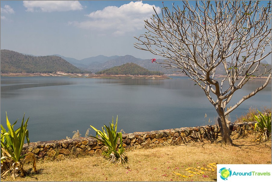 Le lac Mae Kuang et l'inscription Love