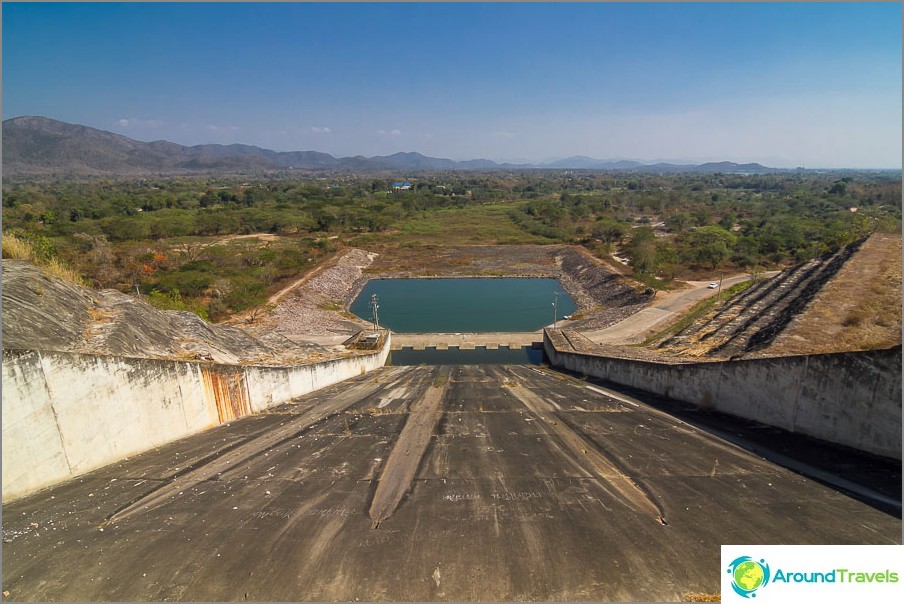 Barragem e Gateway do Lago Mae Kuang