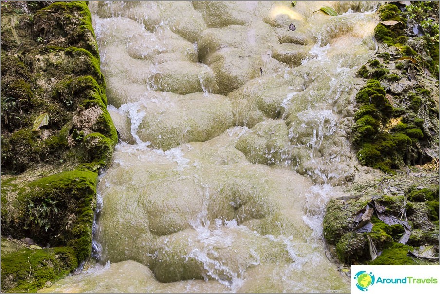 This is how the river bed and waterfall look like when zoomed in.