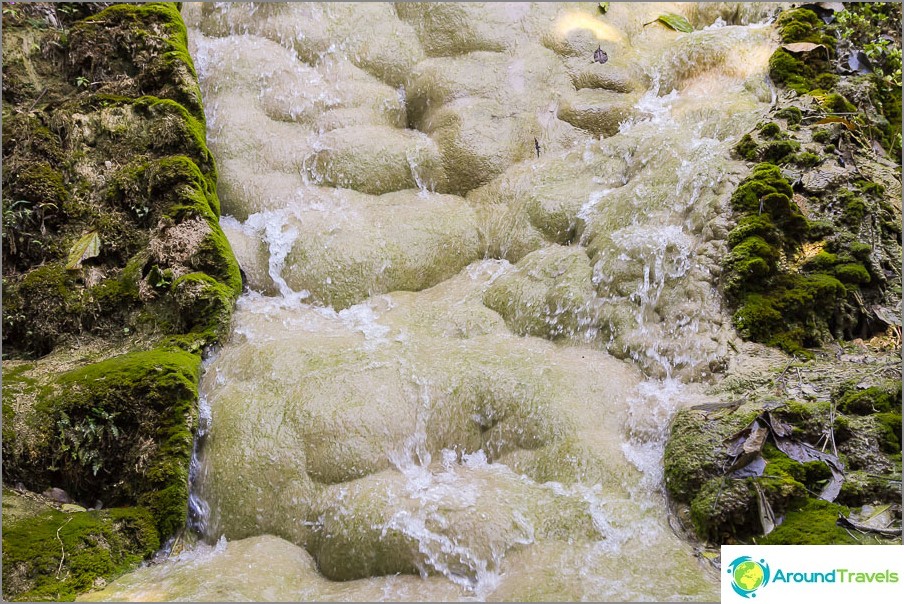 Voici l'approche de la rivière et de la cascade