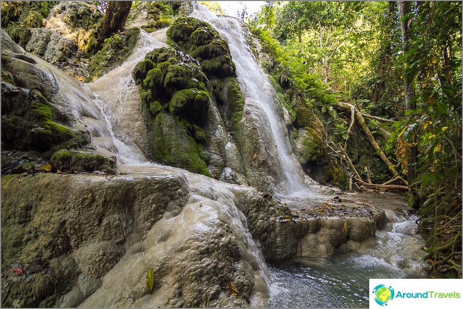 Stroomafwaarts van de Buatong-waterval