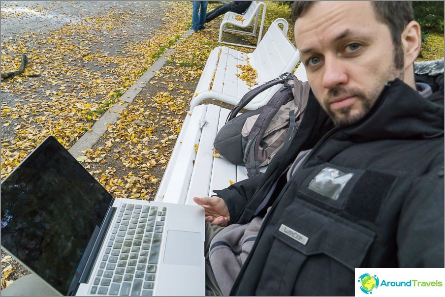 Je suis assis dans le parc de l'université de médecine avec wifi gratuit