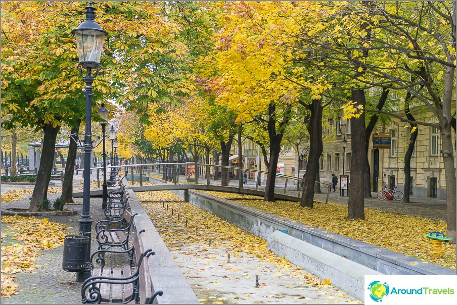 Herfst straten in de oude stad van Bratislava