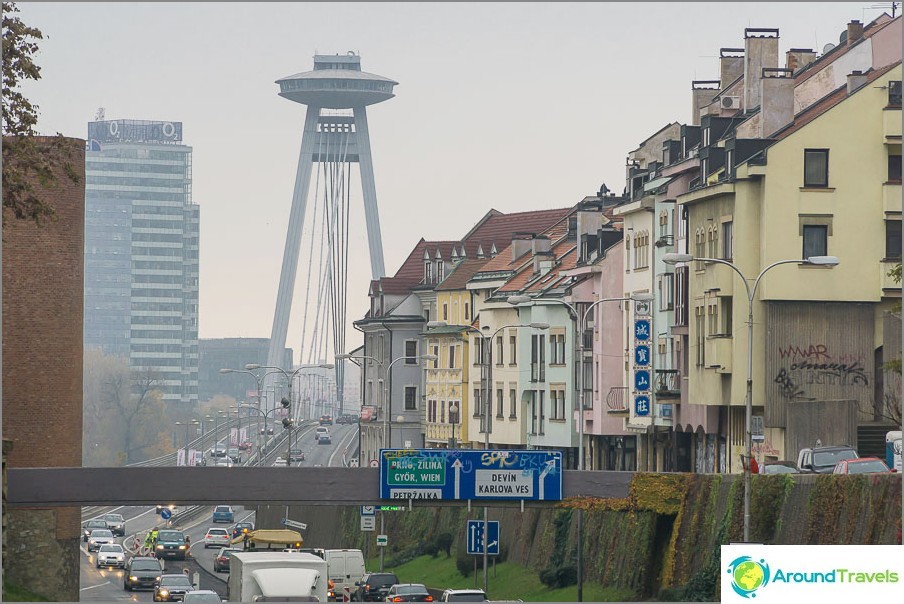 Z daleka jak latający spodek nad starym miastem