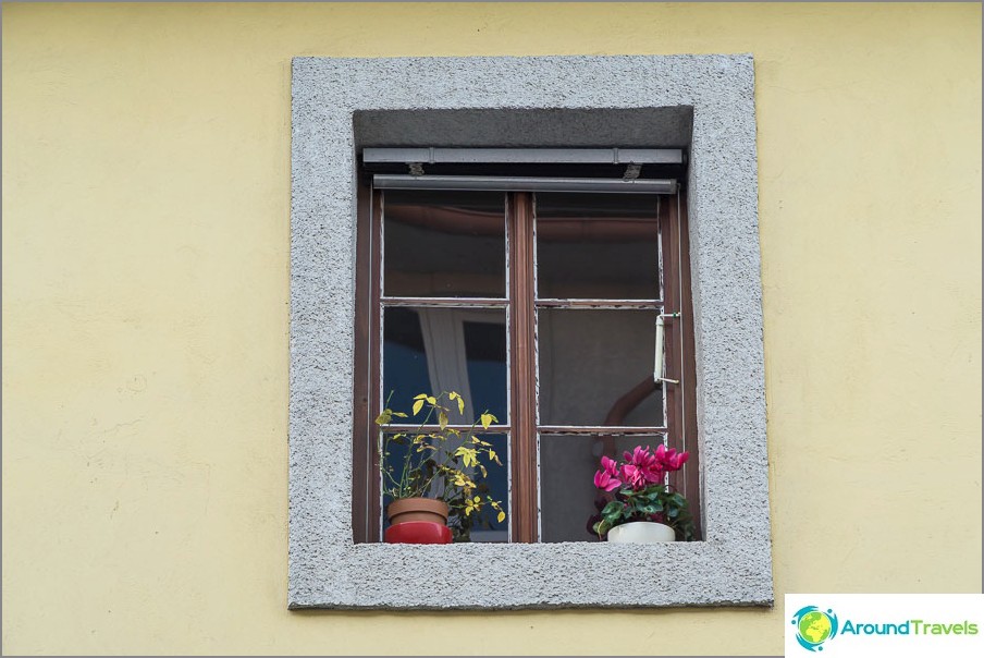 Em todos os lugares há flores nos peitoris das janelas