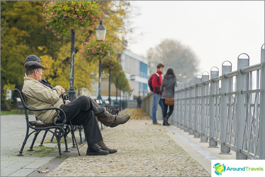 Går langs strandpromenaden i Bratislava