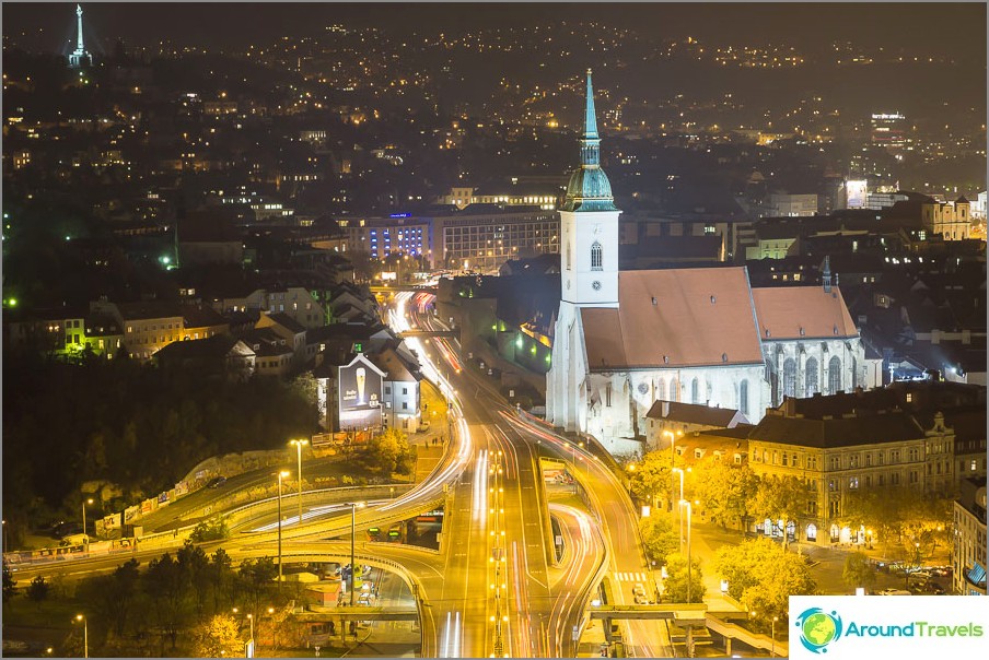 Bratislava nachtfoto van bovenaf