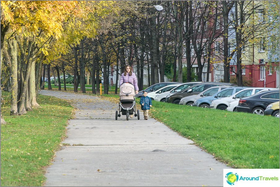 Muitas mães caminhando com carrinhos