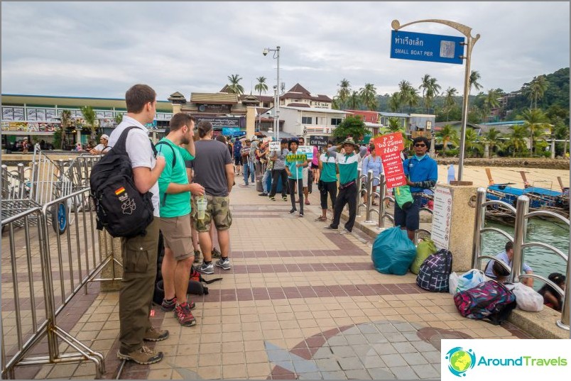Tonsai Pier på Phi Phi, med skyltar som står hotellarbetare