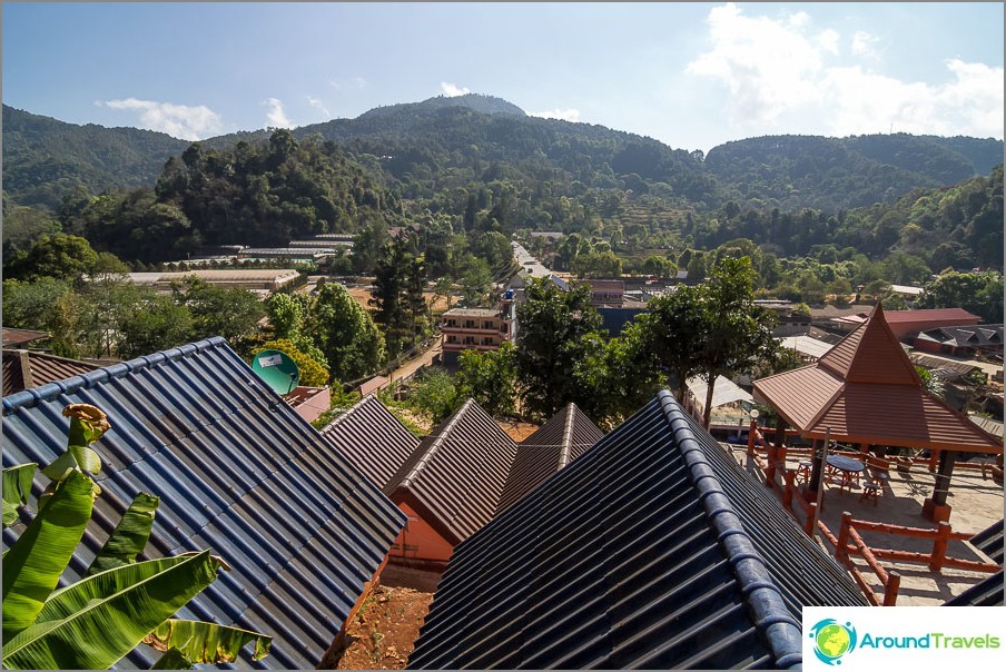 La véranda offre une vue sur la montagne et le village.