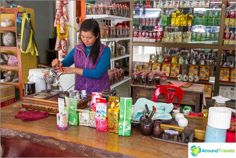 Before buying tea, you can drink it here for hours.