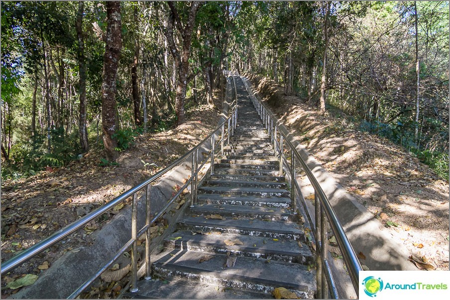 Staircase to the chedi Phra Boromathat, 718 steps