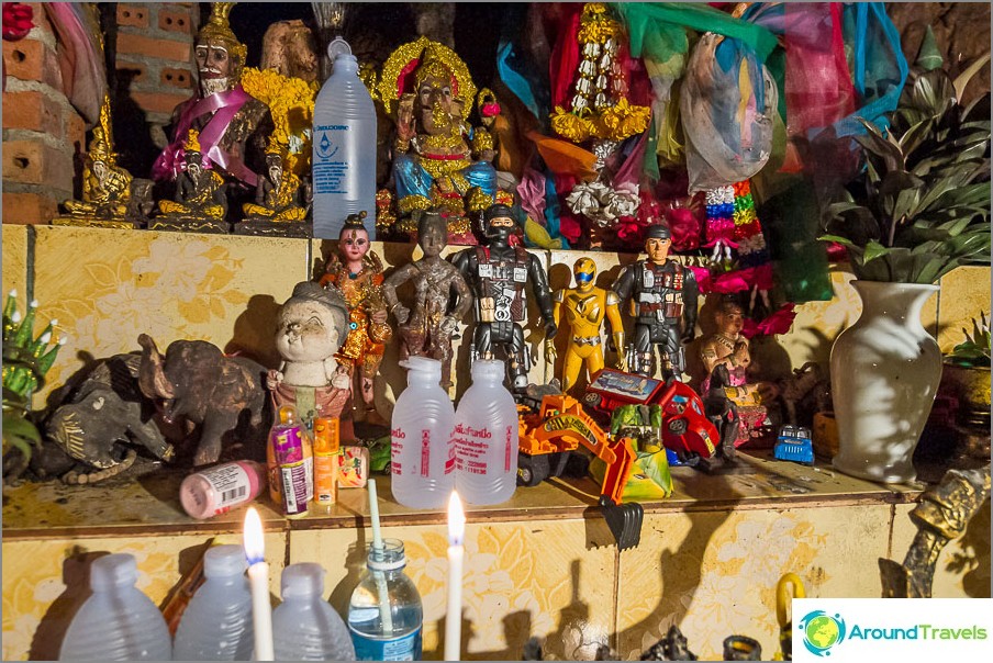 I slutet av resan, ett altare fylt med leksaker