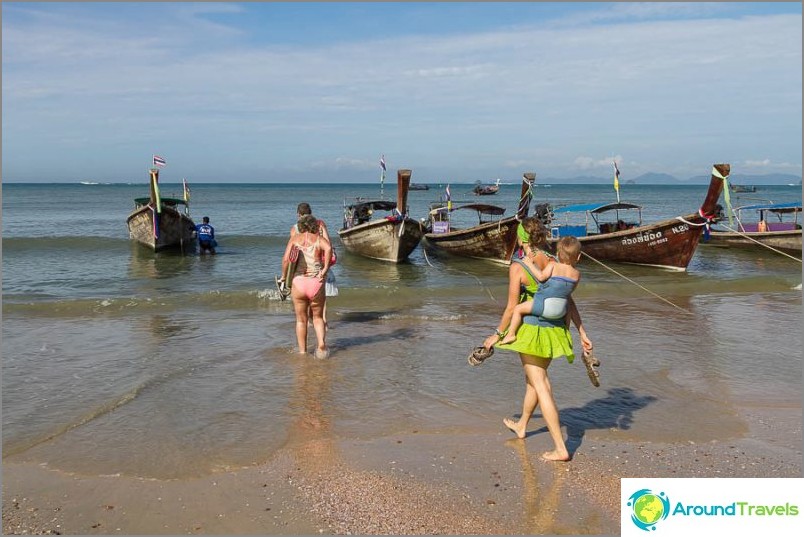 До лодката трябва да отидете на колене във водата