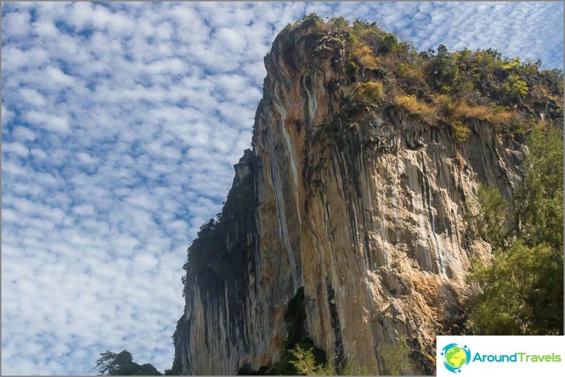 Il y a des rochers incroyables autour