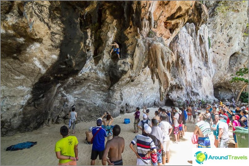 Op Pranang Beach was iedereen erg geïnteresseerd in een paar klimmers