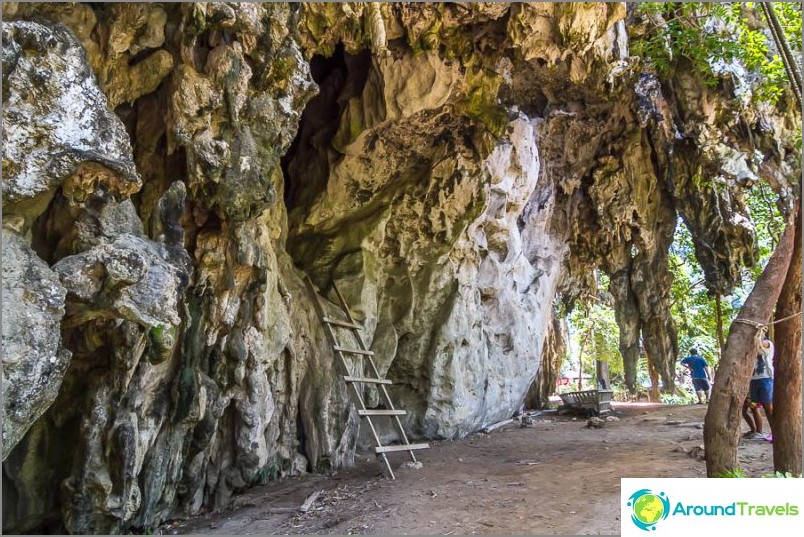 På vägen till grottan, Phranang Nai Cave, finns det andra mindre