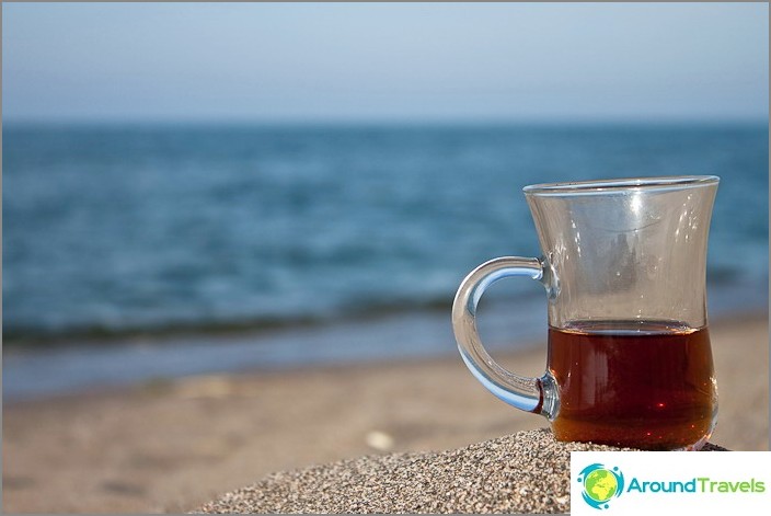 الشاي التركي على ساحل البحر الأسود التركي.