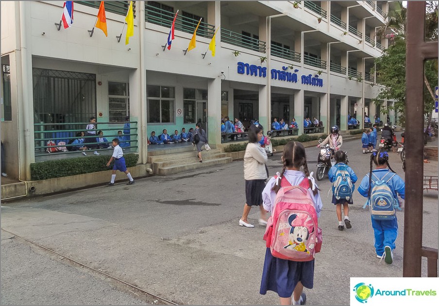 As escolas tailandesas têm regras difíceis, é melhor ir a uma escola particular