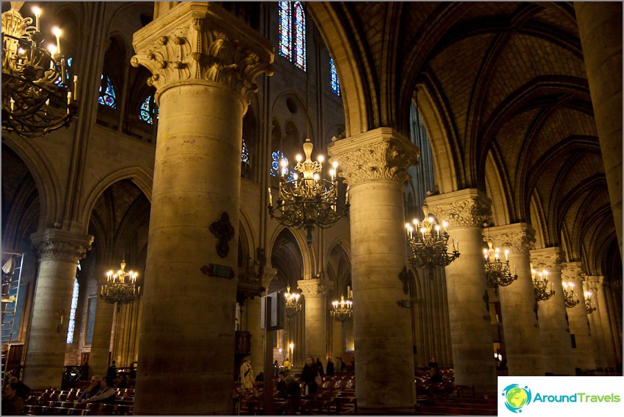 All'interno di Notre-Dame de Paris