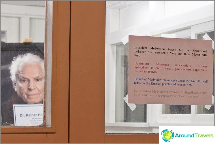 Erstaunliche Inschrift am Checkpoint Charlie und ein Porträt des Gründers des Museums