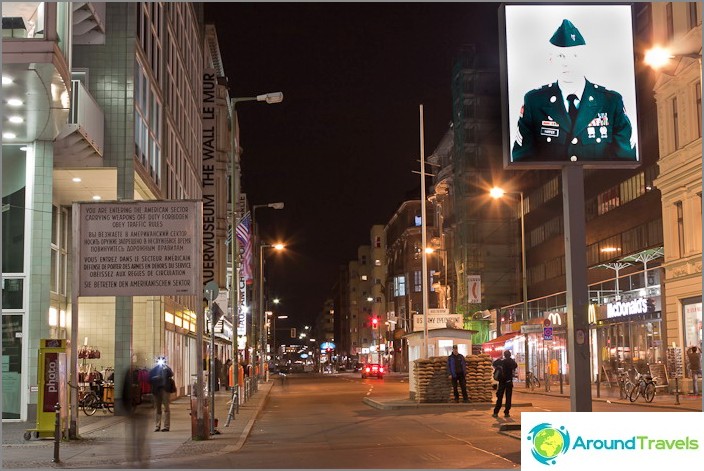 Du kör in i den amerikanska sektorn, Checkpoint Charlie