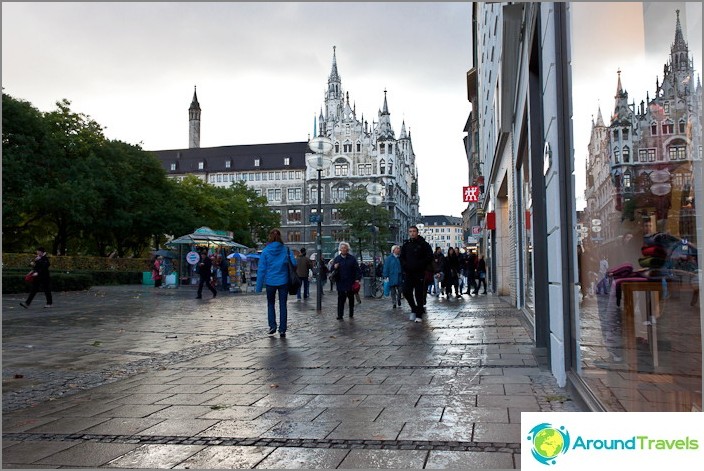 Casco antiguo de Munich con escaparates modernos