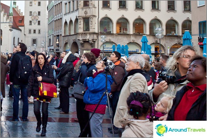 Tutti stanno aspettando lo spettacolo al New Town Hall