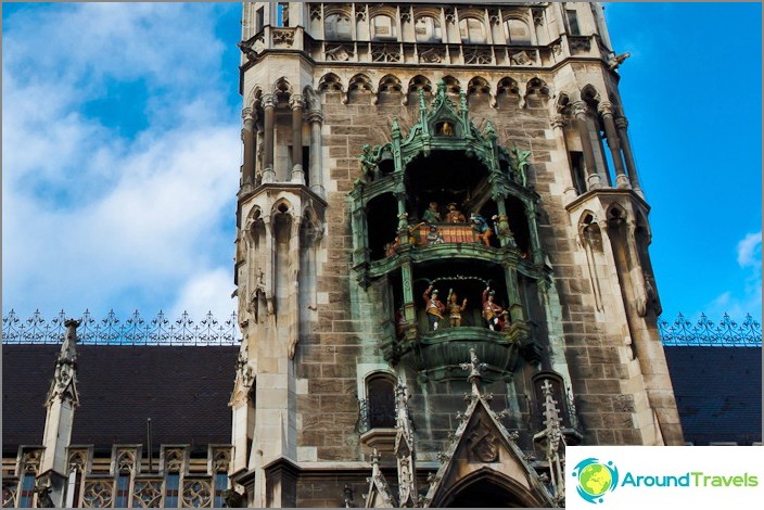 Auf dem Neuen Rathaus tanzen Figuren