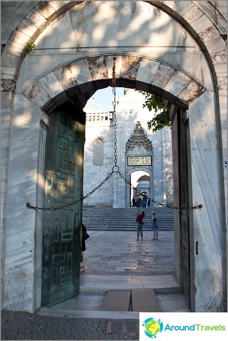 Inngang til Sultanahmet. Hvem vet hvorfor kjeden henger?