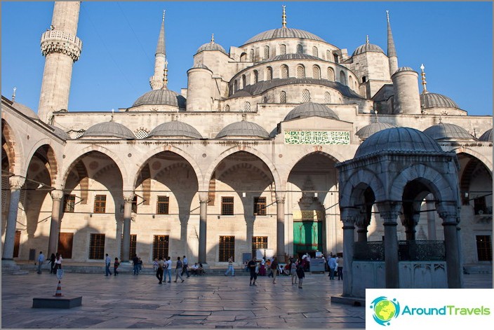 Sultanahmet (sininen moskeija) Istanbulissa.