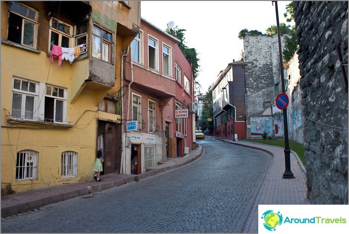 Străzi în orașul vechi Istanbul. Curcan.