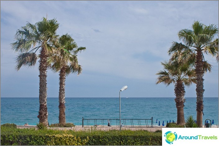 Staden Antalya. Utsikten från huset på stranden.