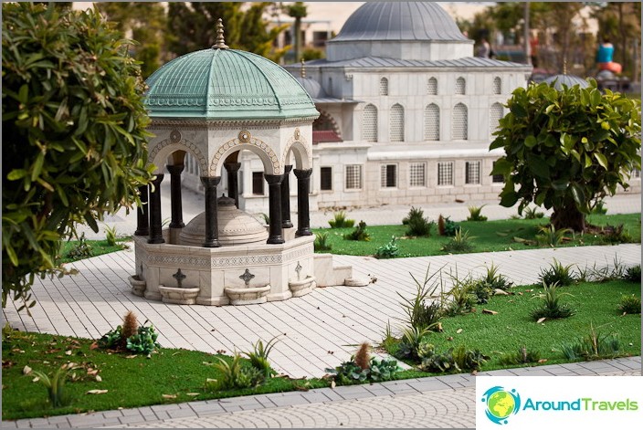 Maquette de la fontaine en Mini City, hauteur 20 cm.