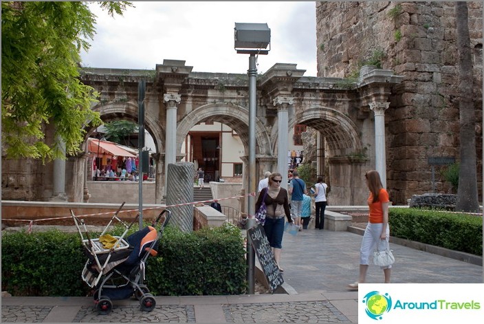 Tor von Hadrian. Die Stadt von Antalya.