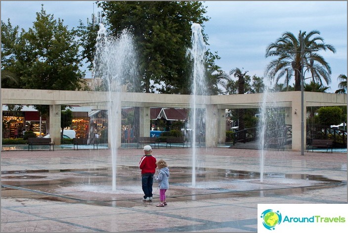 Kemer stad. Fontein.