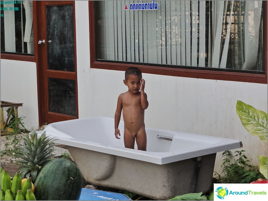 Dziecko w wannie na Phuket