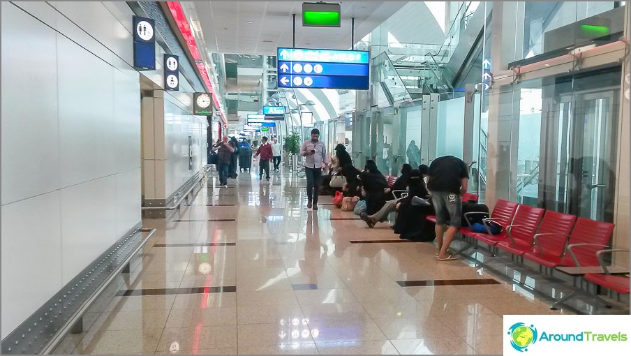 في المطار ، معظم النساء في البرقع