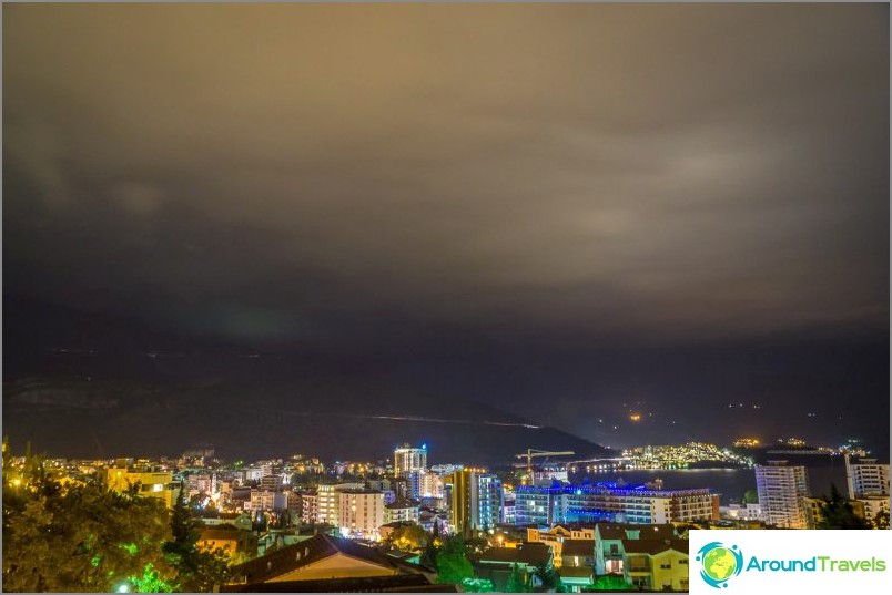 Budva à noite, nublado