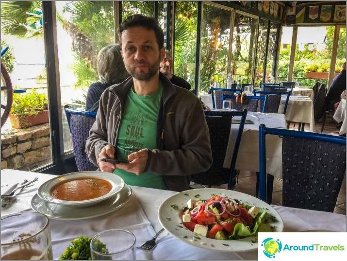 Estou sentado em um café à beira-mar, tomei sopa de peixe e salada grega