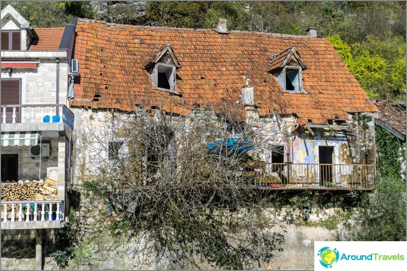 Em algum lugar nas montanhas existem casas precárias