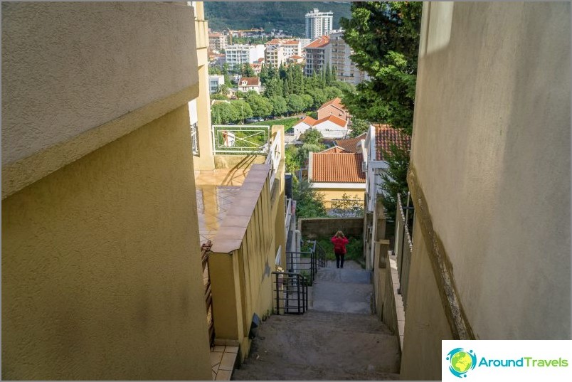 Beaucoup d'escaliers, environnement inaccessible aux poussettes