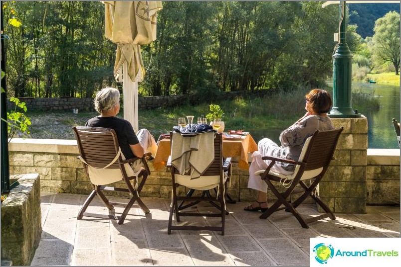 Cafenea ieftină pe drumul spre Lacul Skadar