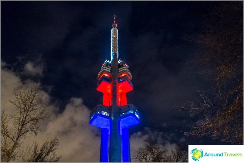 Una torre televisiva che non si adatta all'architettura di Praga